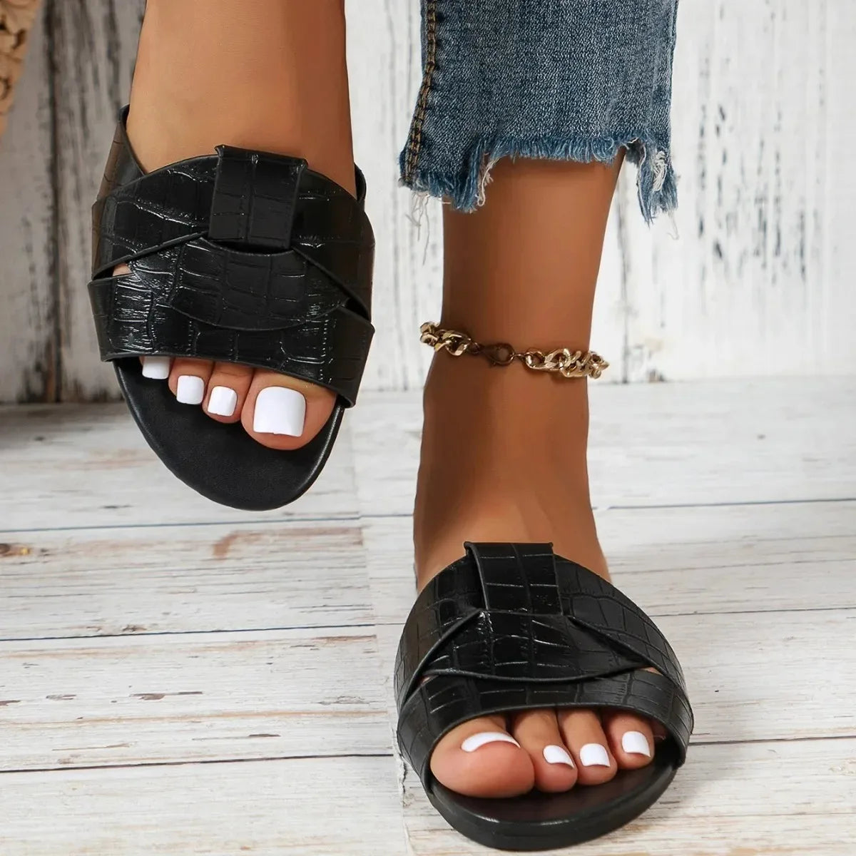 Flat Slippers Casual Shoes Woman 2025 Trend Luxury Summer Elegant Dresses Sandals Beach Designer House Round Toe Brand Bathroom