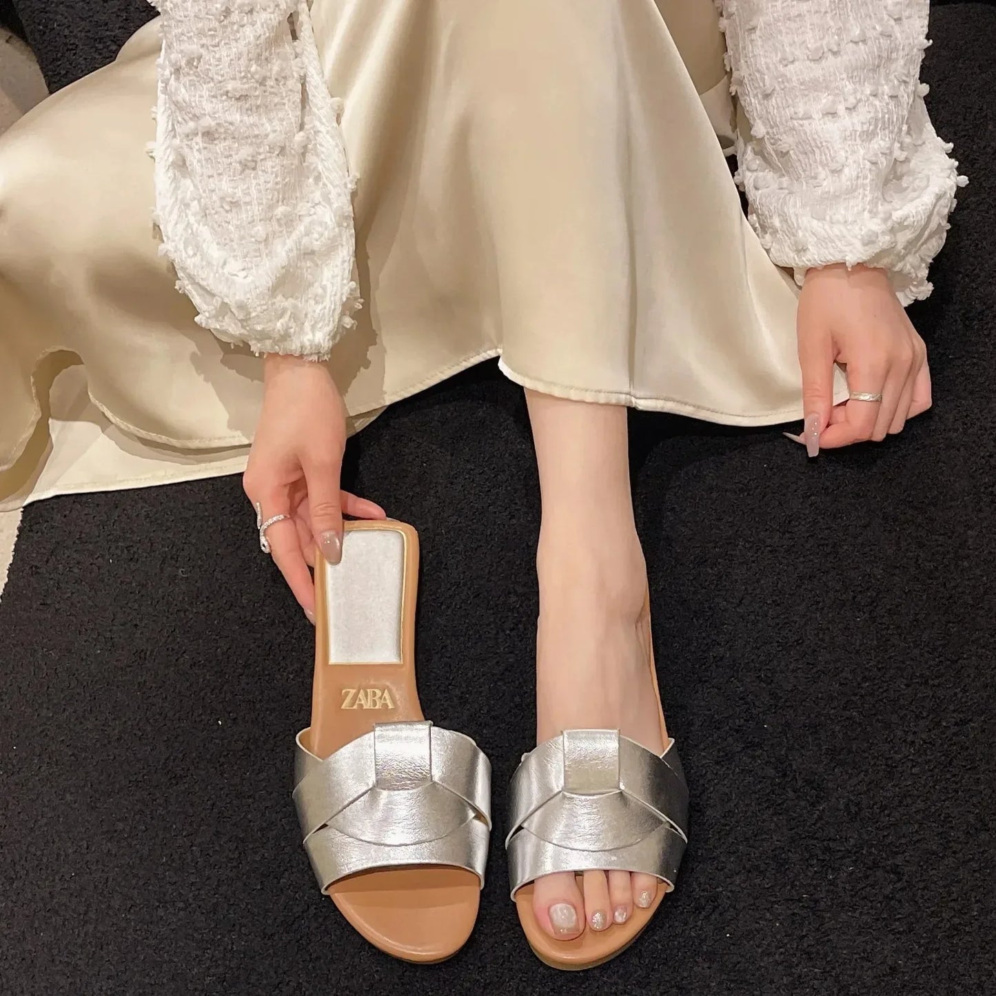 Flat Slippers Casual Shoes Woman 2025 Trend Luxury Summer Elegant Dresses Sandals Beach Designer House Round Toe Brand Bathroom