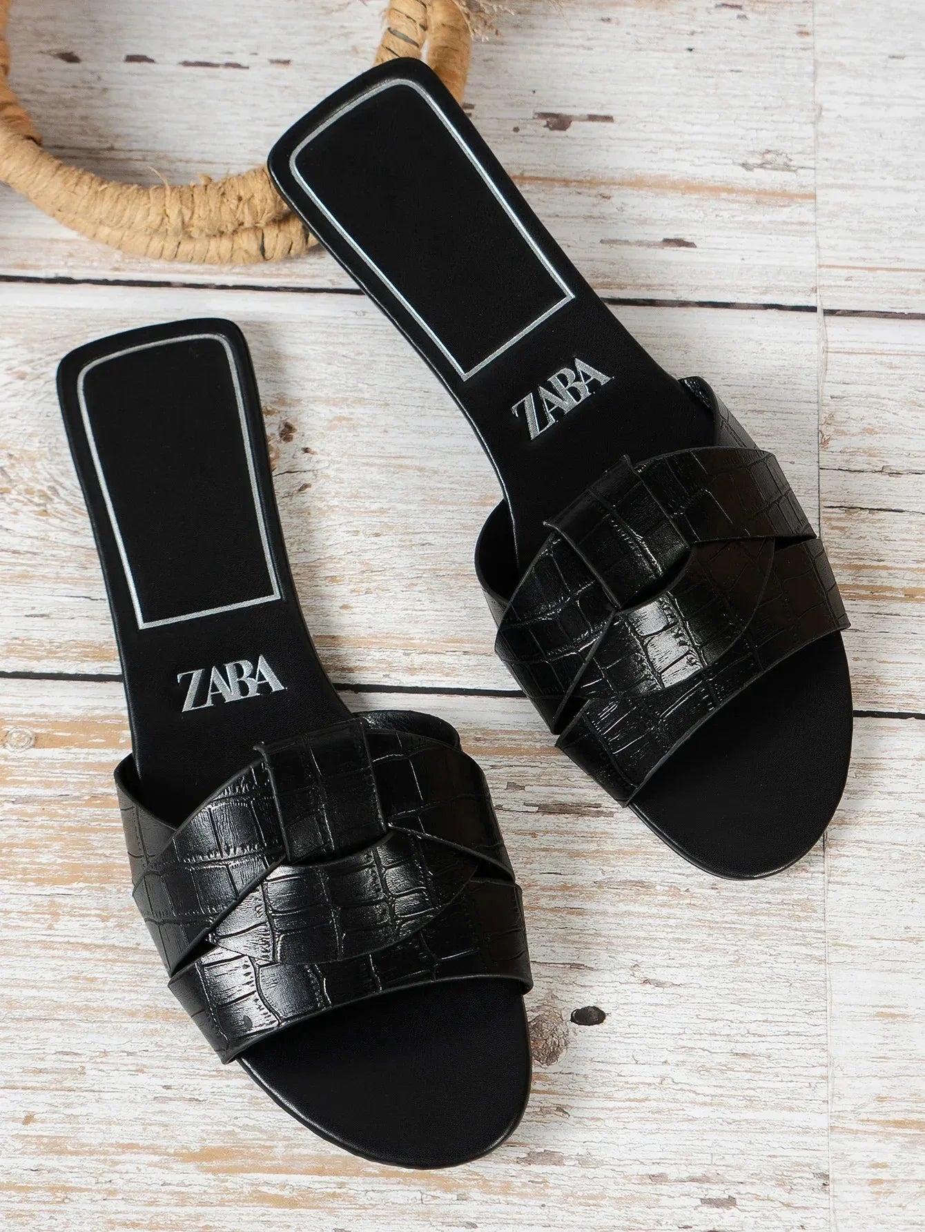 Flat Slippers Casual Shoes Woman 2025 Trend Luxury Summer Elegant Dresses Sandals Beach Designer House Round Toe Brand Bathroom