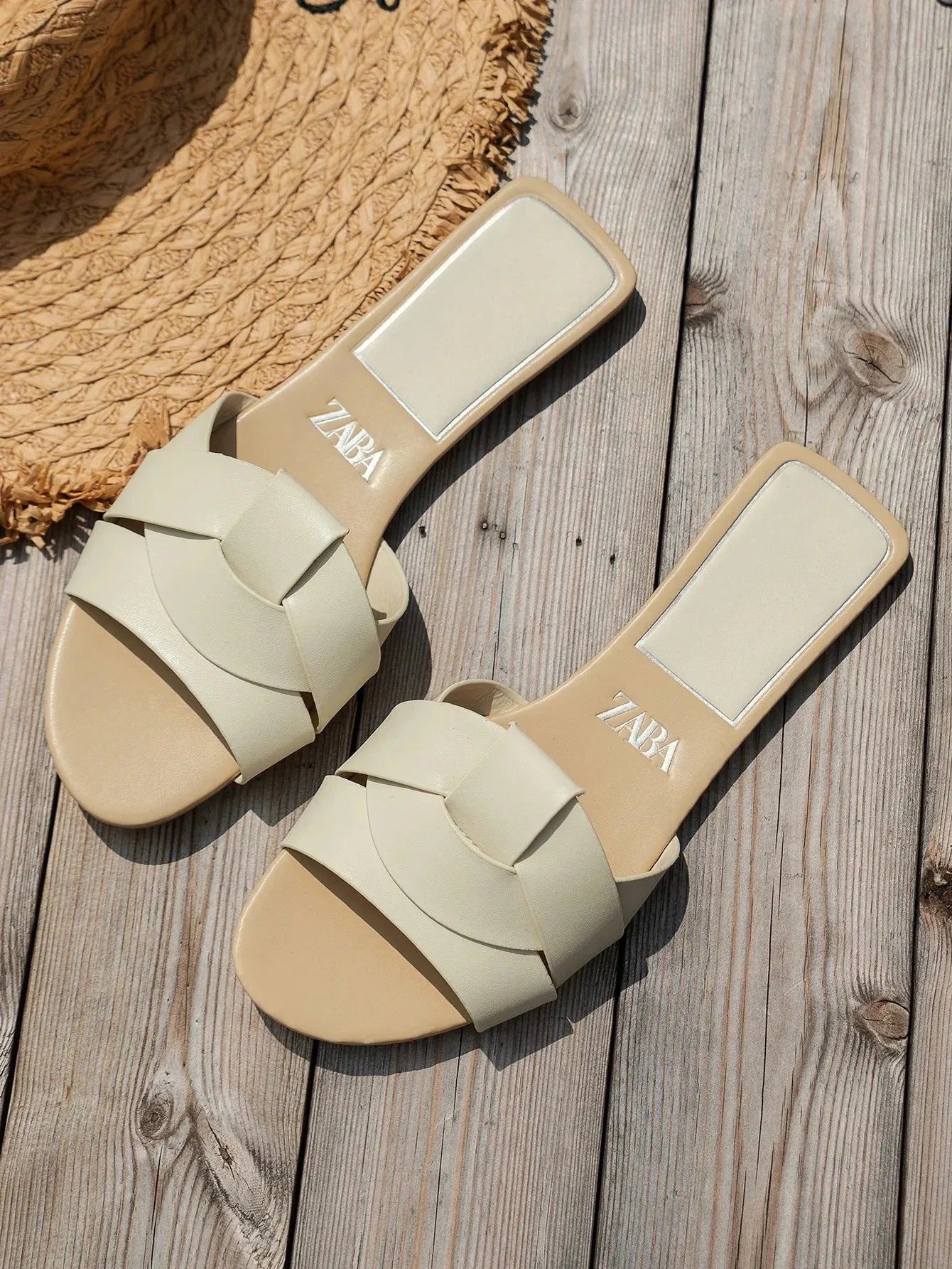 Flat Slippers Casual Shoes Woman 2025 Trend Luxury Summer Elegant Dresses Sandals Beach Designer House Round Toe Brand Bathroom
