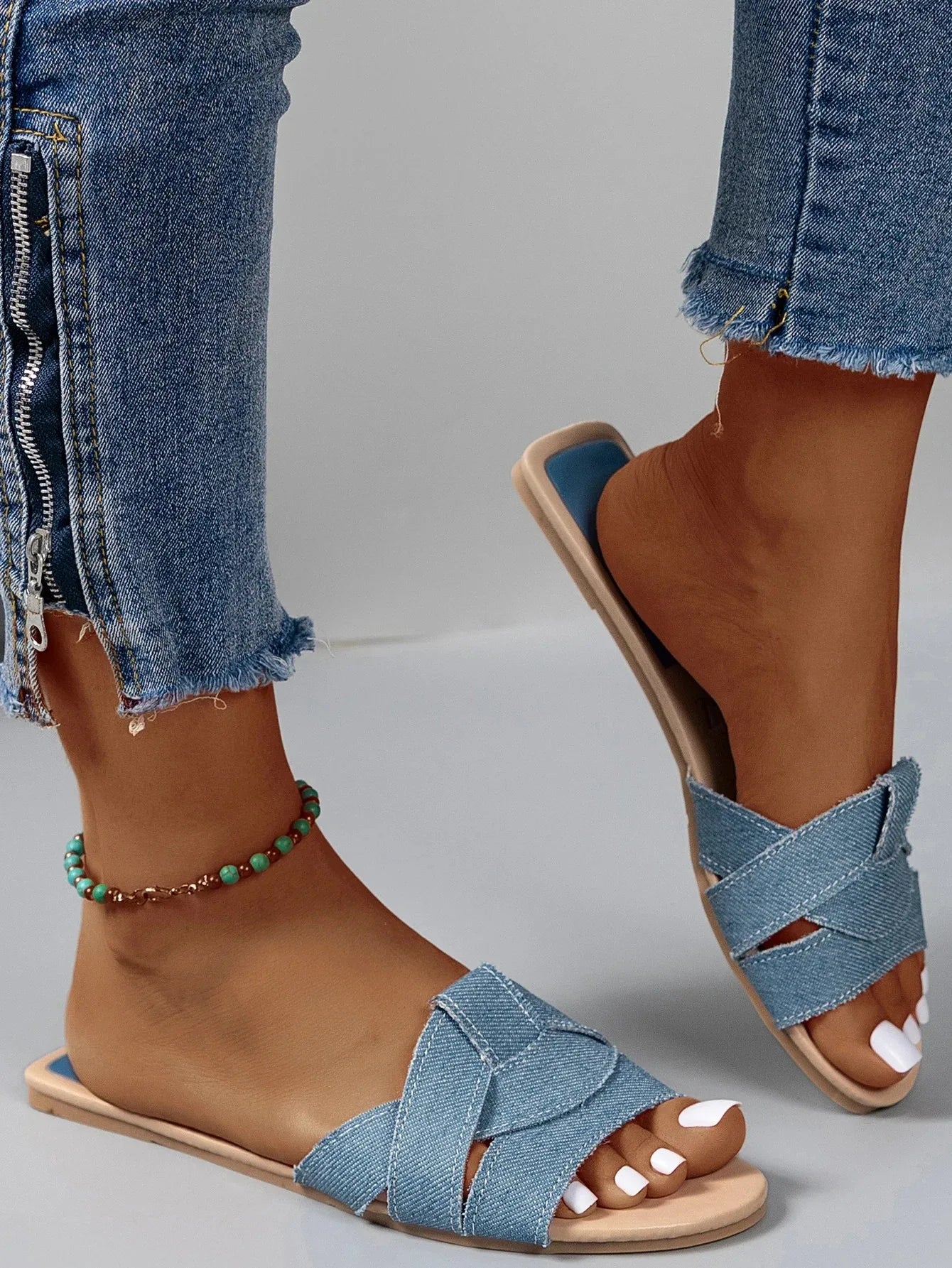Flat Slippers Casual Shoes Woman 2025 Trend Luxury Summer Elegant Dresses Sandals Beach Designer House Round Toe Brand Bathroom
